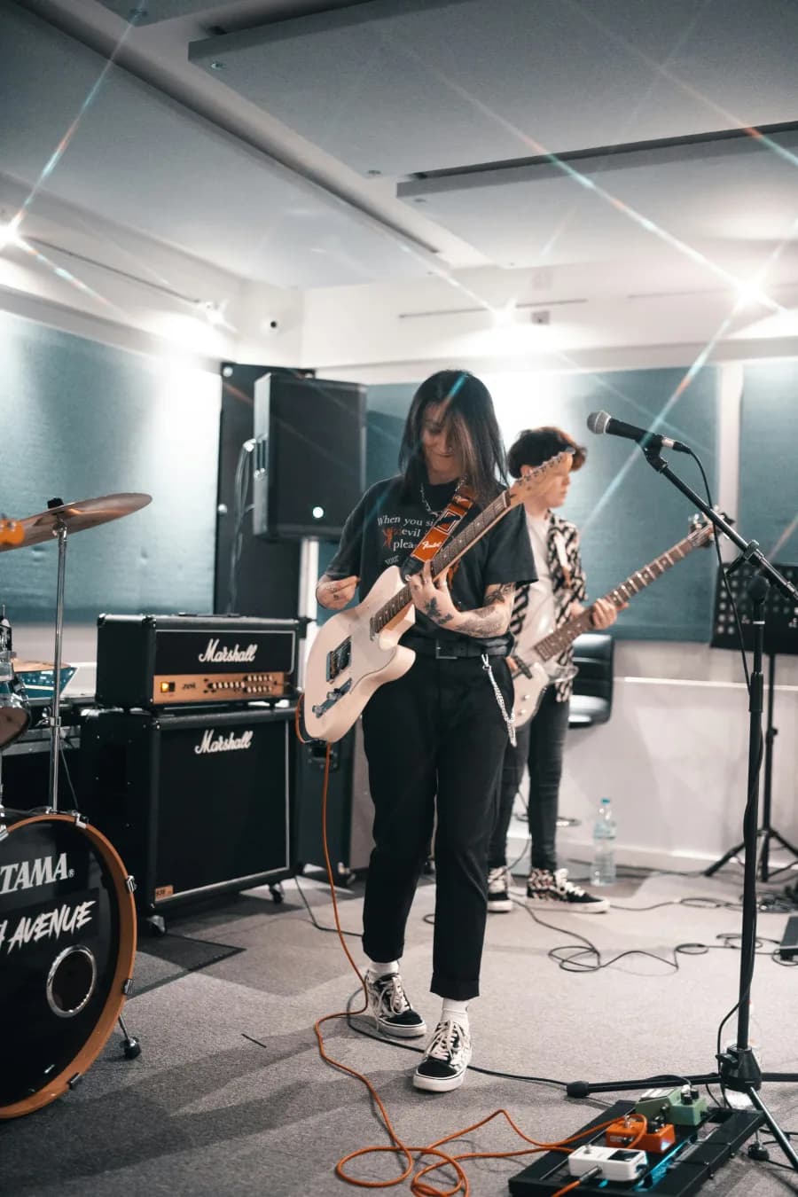 Músicos tocando juntos en una sala de ensayo