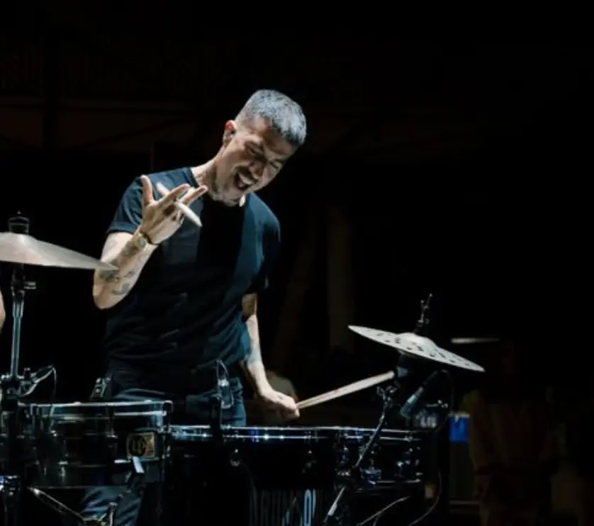 Pedro Cuevas, director de La Musicoteca y cofundador de Jamsom Music, tocando la batería